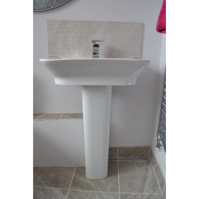 Roca Gap Sink and Closed Coupled Toilet For Sal