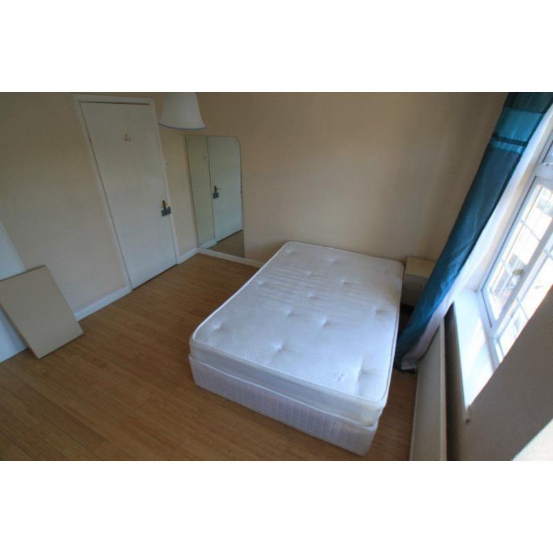 N. TWIN ROOM IN A FLAT **ALL INCLUSIVE **BRICK LANE **ZONE 1 *LIVING ROOM *FIRST WEEK FREE