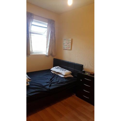 Double Room to Rent in a shared flat, 1 min from Leyton Station