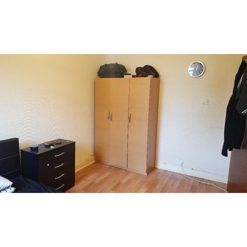 Double Room to Rent in a shared flat, 1 min from Leyton Station