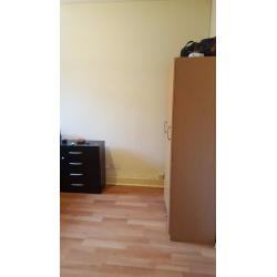 Double Room to Rent in a shared flat, 1 min from Leyton Station