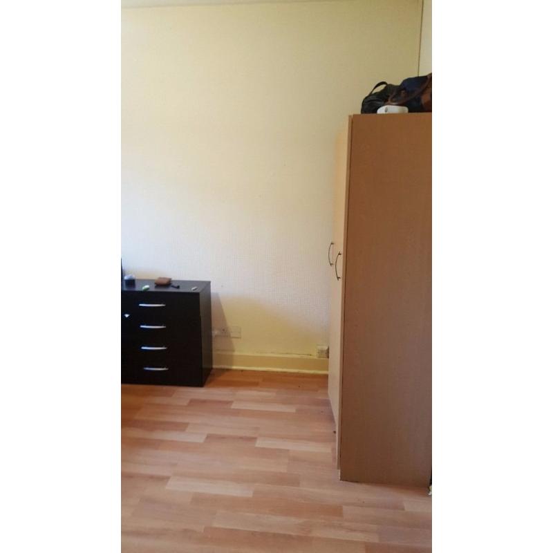 Double Room to Rent in a shared flat, 1 min from Leyton Station