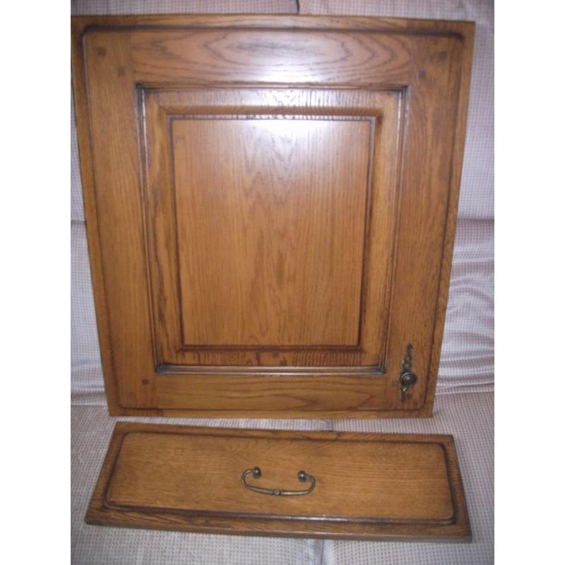 Solid oak kitchen unit doors & drawer fronts with brass handles.