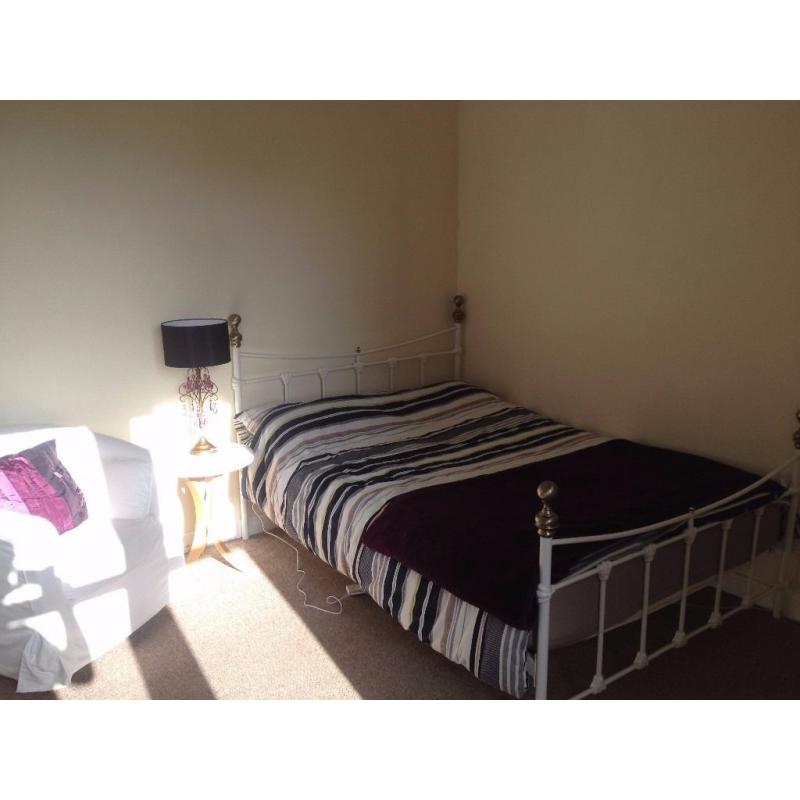 August let in homely Edinburgh flat.