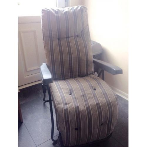 Reclining padded sunlounger