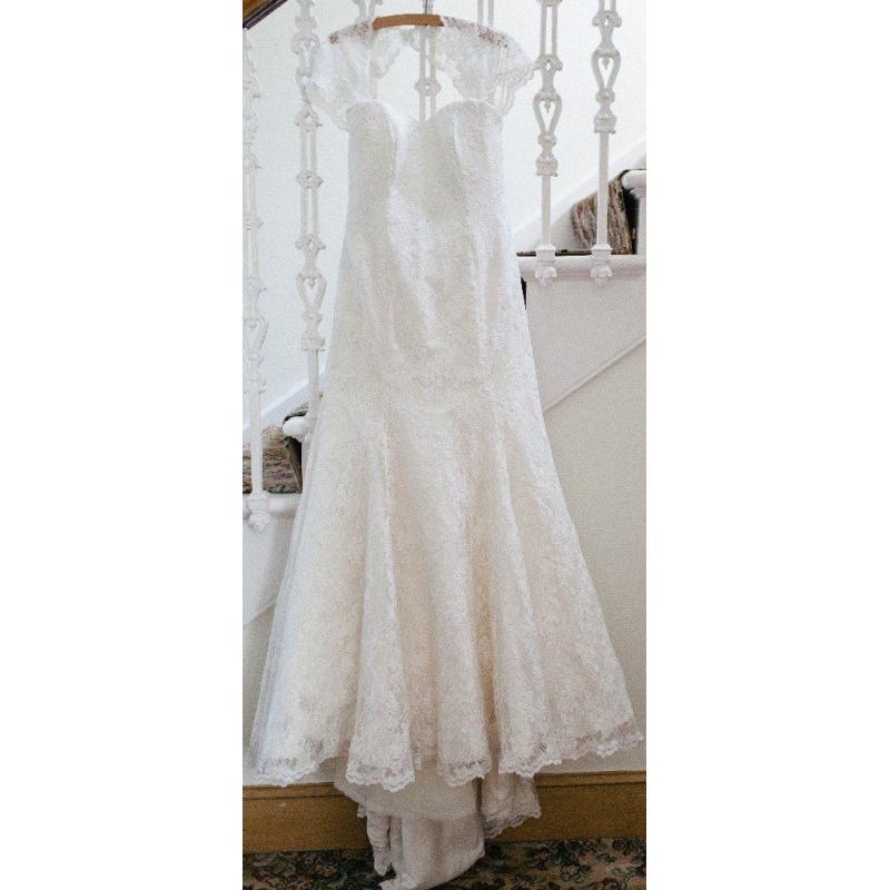 Beautiful Sassi Holford Serena lace wedding dress with shrug and veil