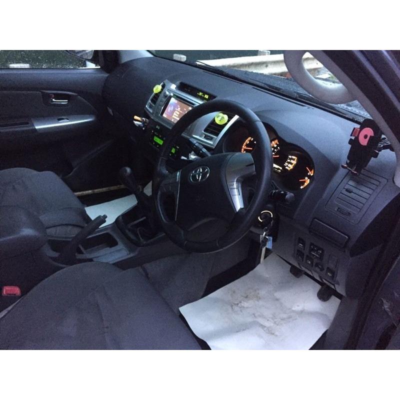 TOYOTA hilux invincible