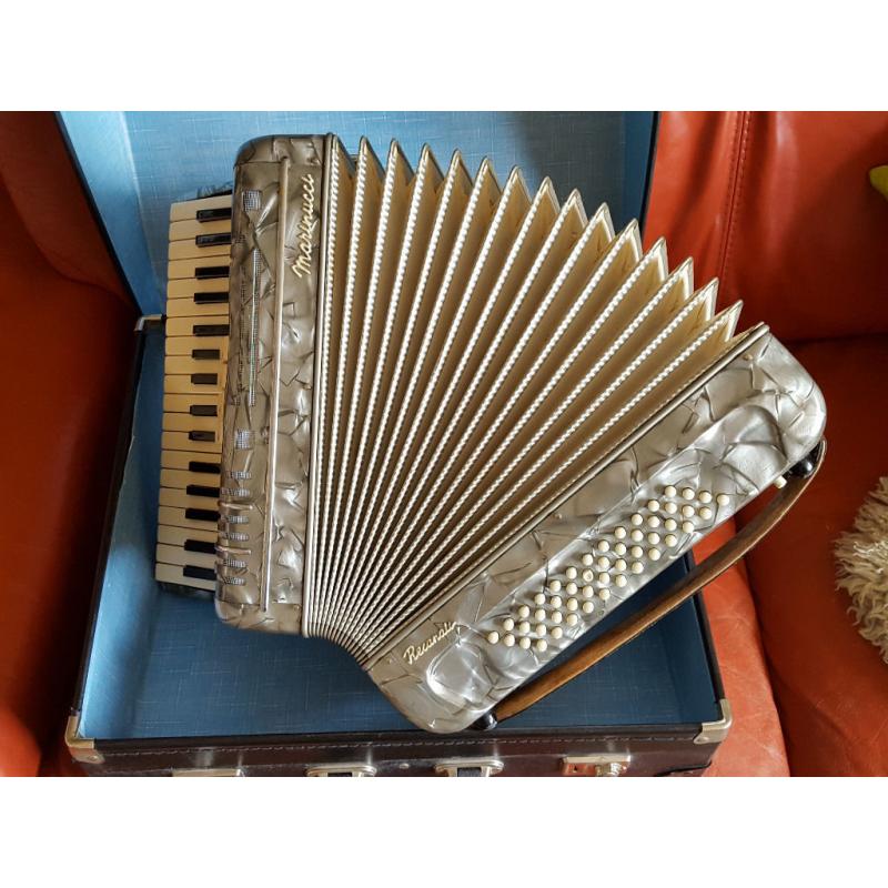 Beautiful piano accordion 34 treble 48 bass made in Italy by Marinucci Recanati. Swap guitar / Sell
