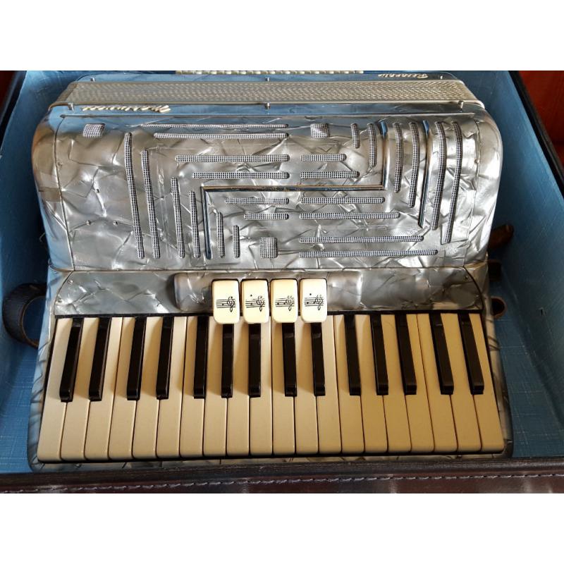 Beautiful piano accordion 34 treble 48 bass made in Italy by Marinucci Recanati. Swap guitar / Sell