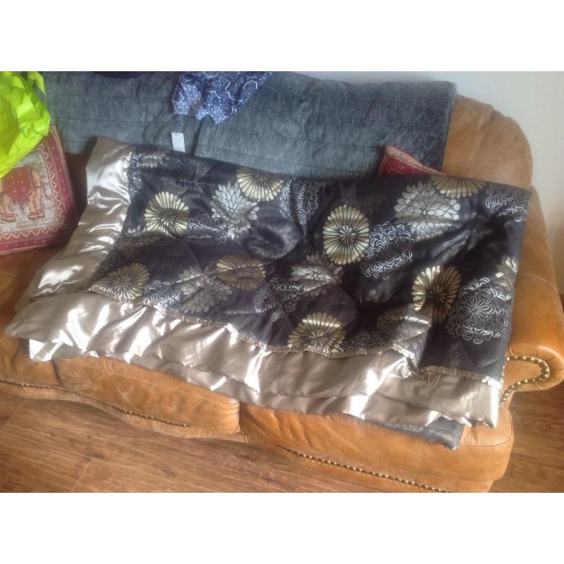 King size throw over quilt black and gold very good condition