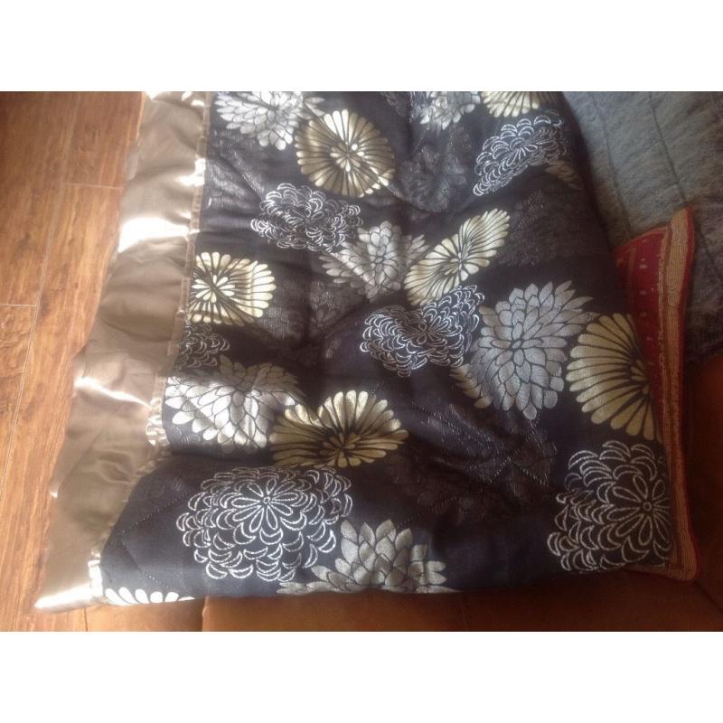 King size throw over quilt black and gold very good condition