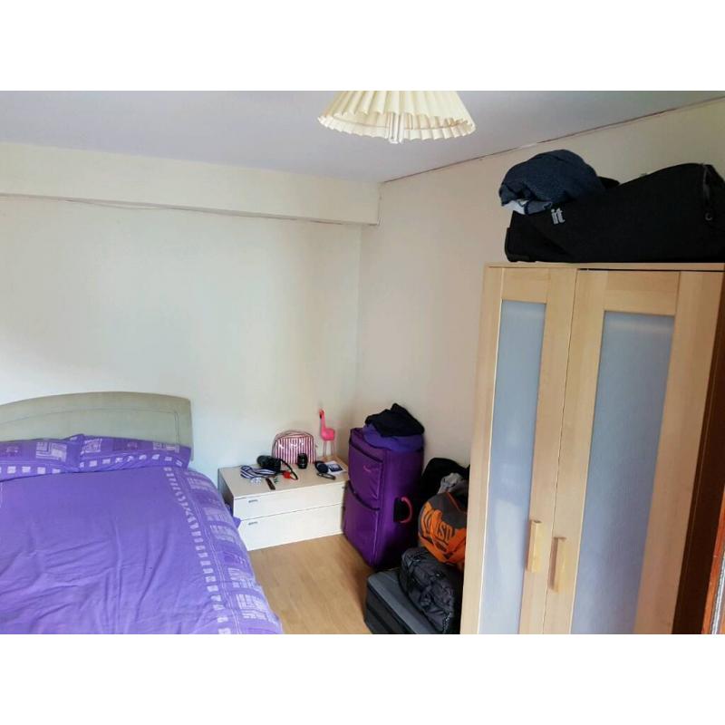Room available in 4 bedroom flat in Holyrood