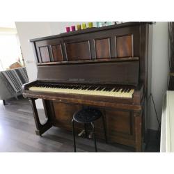 Piano, fully functioning (open to offers)