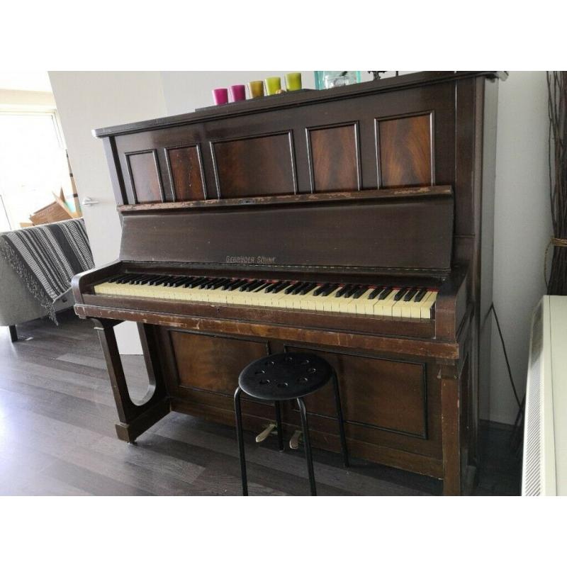 Piano, fully functioning (open to offers)