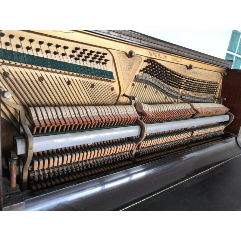 Piano, fully functioning (open to offers)