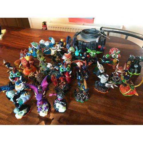 Sky Landers bundle of 29 figures plus portal