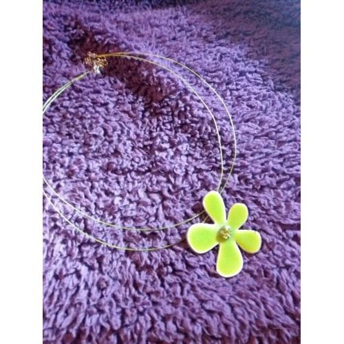 Green flower necklace