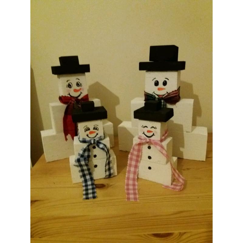 Wooden family of snowmen