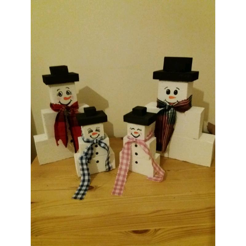 Wooden family of snowmen
