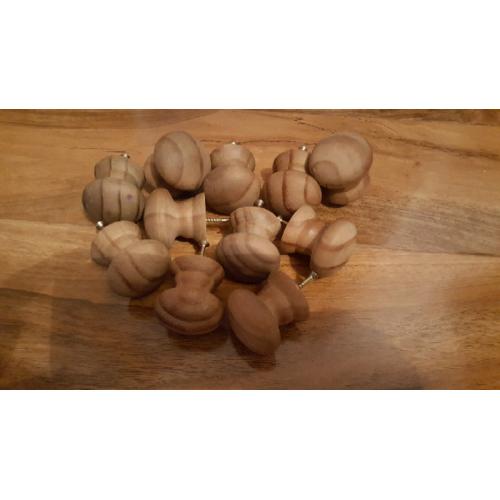 11 unstained cupboard / drawer knobs