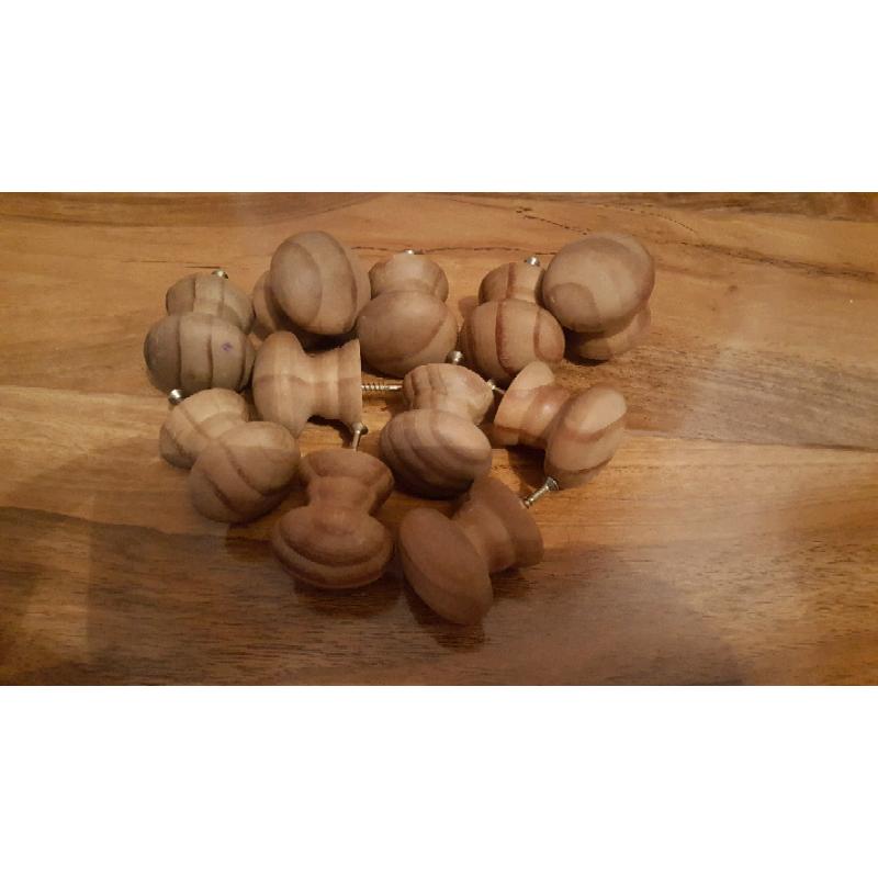 11 unstained cupboard / drawer knobs