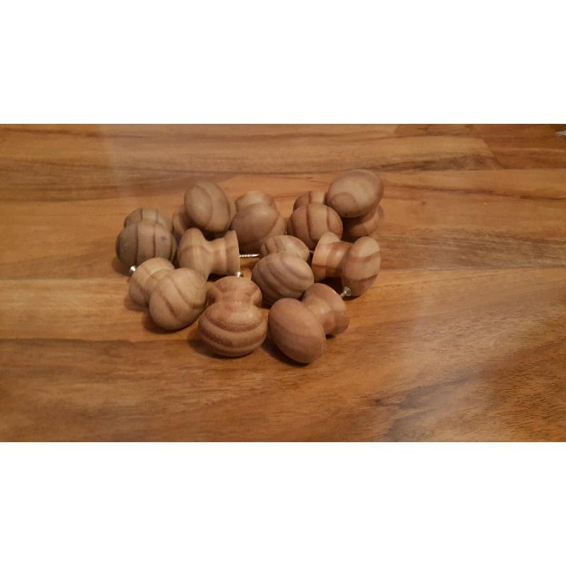 11 unstained cupboard / drawer knobs