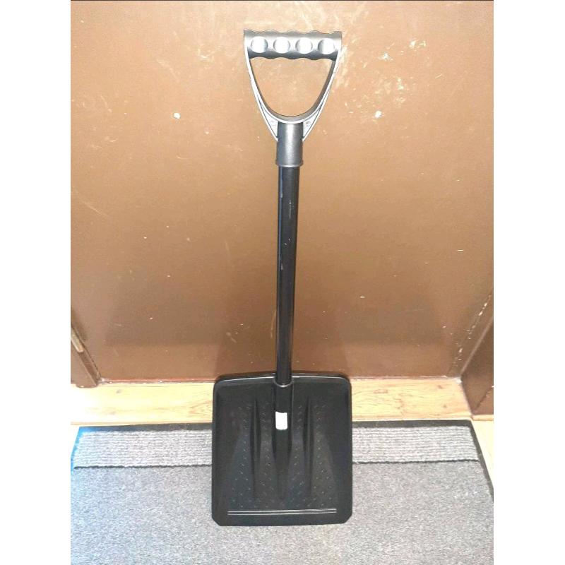 Snow shovel 32.5 inches in length