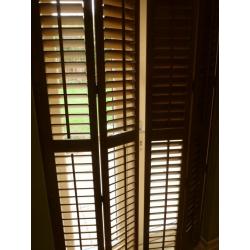 Bifold indoor louvred patio blinds - brown