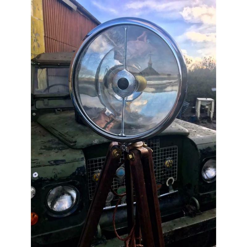 Unique tripod light