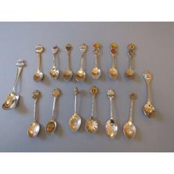 Collection of teaspoons - various