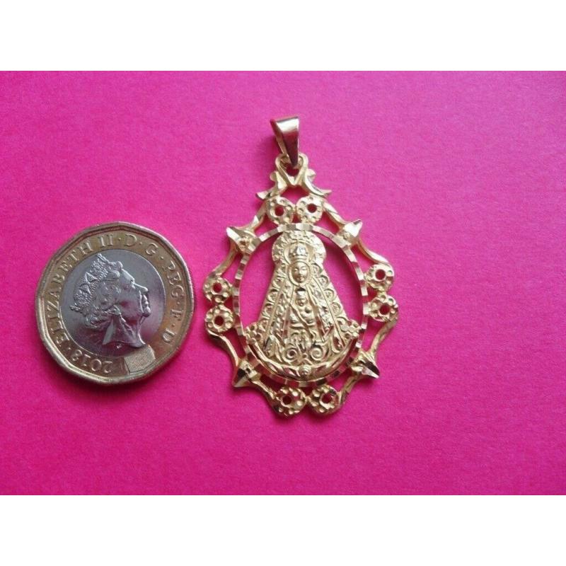Beautiful diamond cutting on this Madonna del Rocio pendant from Spain set in 18 carat gold.