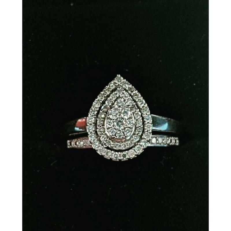 Pear shape diamond ring cluster 9ct white gold engagement/wedding bridal set.