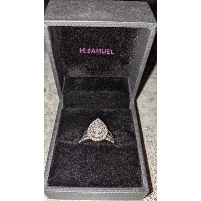 Pear shape diamond ring cluster 9ct white gold engagement/wedding bridal set.