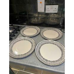 Used Dinner plates set