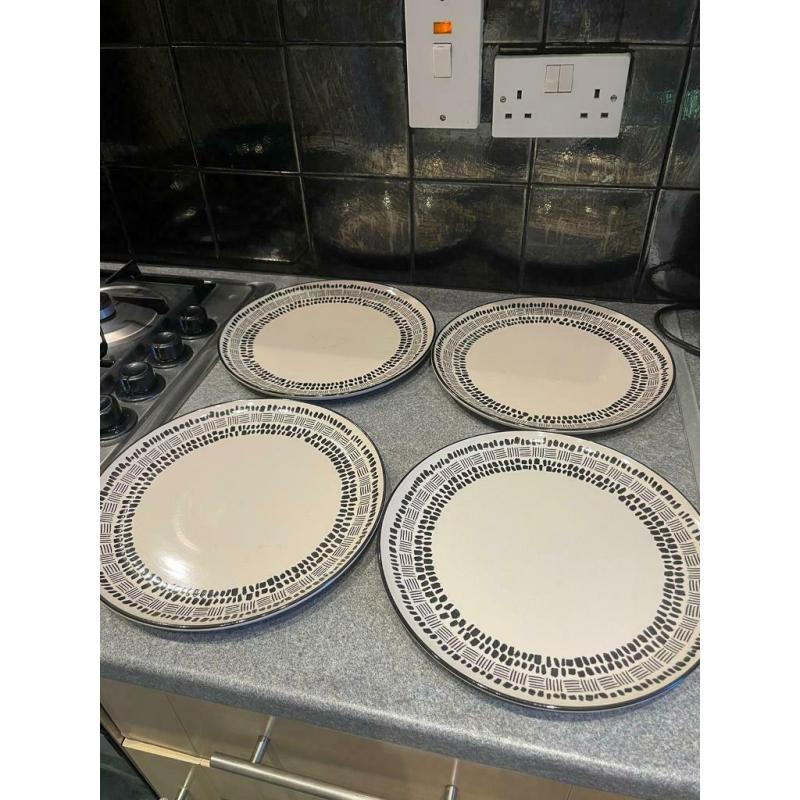 Used Dinner plates set