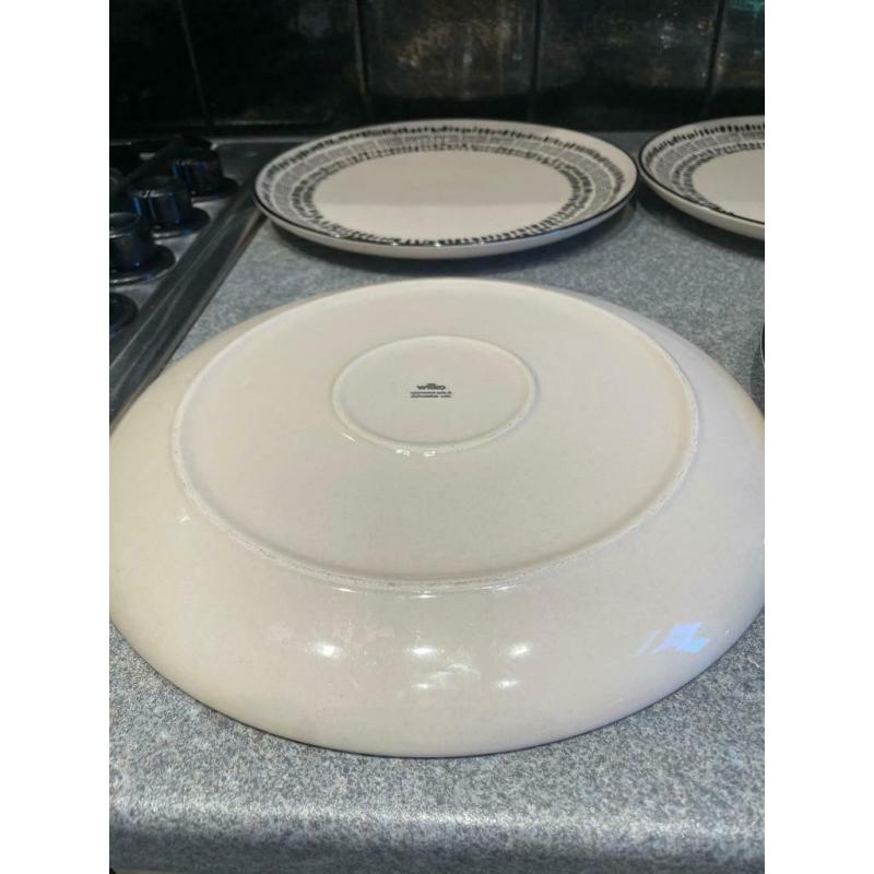 Used Dinner plates set