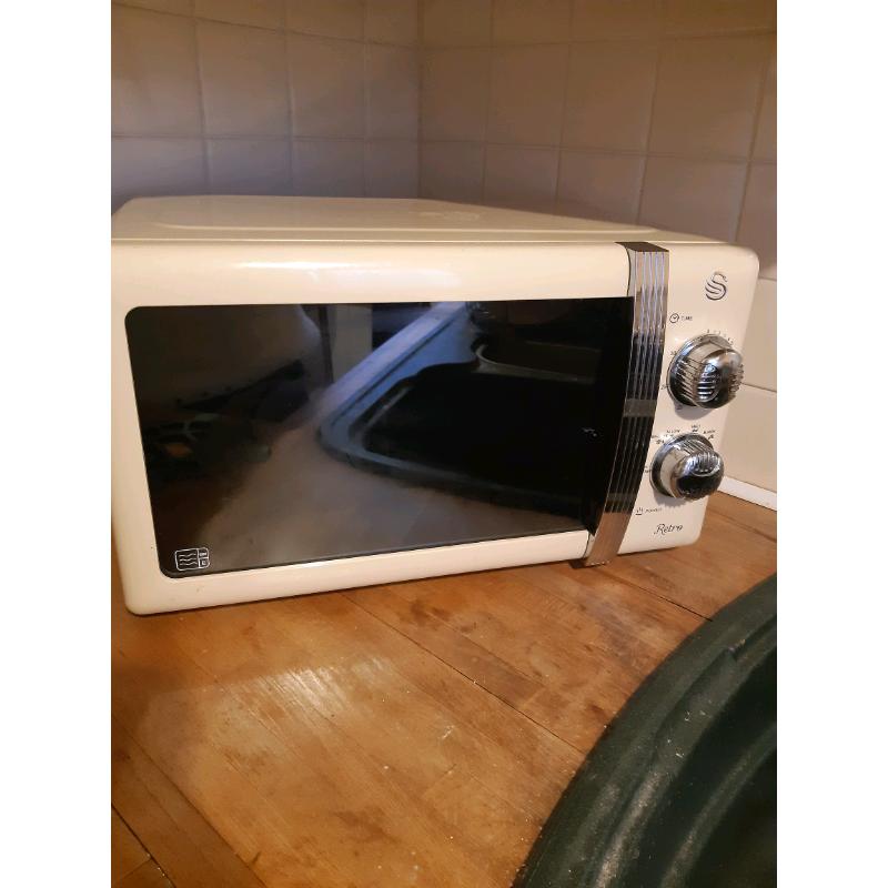 Swan Retro Microwave