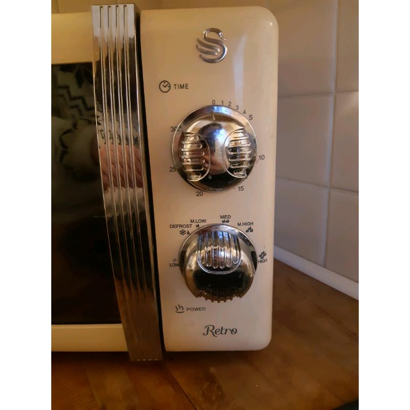 Swan Retro Microwave