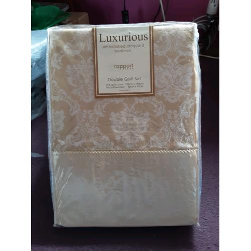Rapport Home Luxurious Embellished Jacquard Bedlinen Set