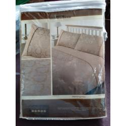 Rapport Home Luxurious Embellished Jacquard Bedlinen Set
